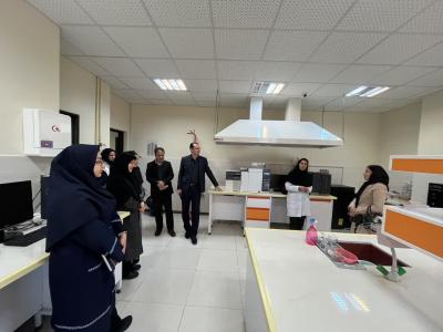 بازدید رئیس آزمایشگاه تشخیص طبی دکتر خاکپور از امکانات آزمایشگاه مرکزی دانشگاه مراغه