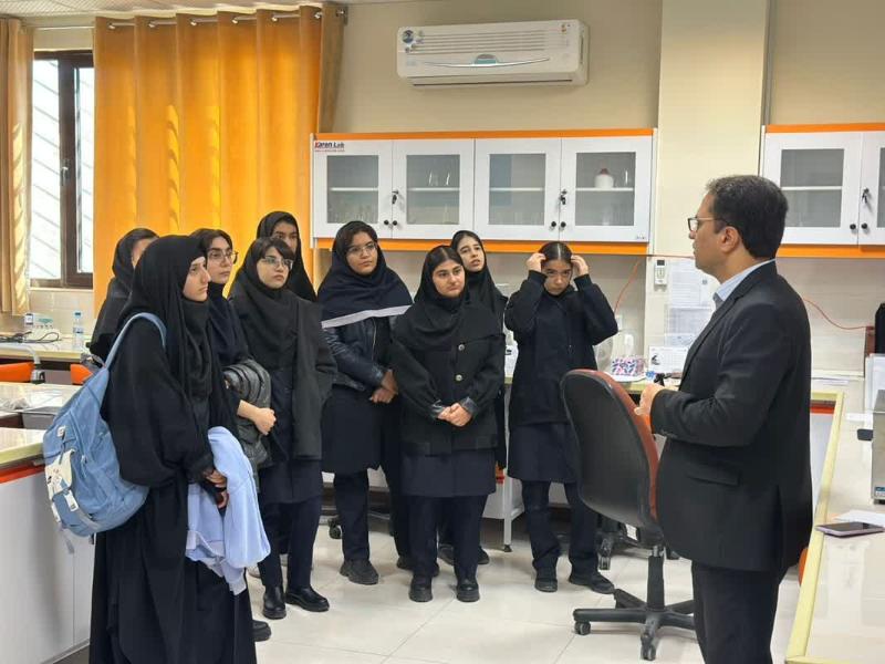 بازدید دانش آموزان مدارس مراغه از آزمایشگاه مرکزی دانشگاه